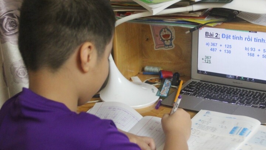 Bị phạt tới 10 triệu đồng vì ép con học quá sức, phụ huynh nói sao?